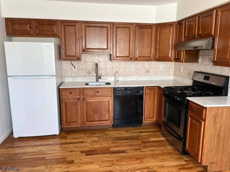 Elizabeth City, NJ 07201,844 Martin St #3