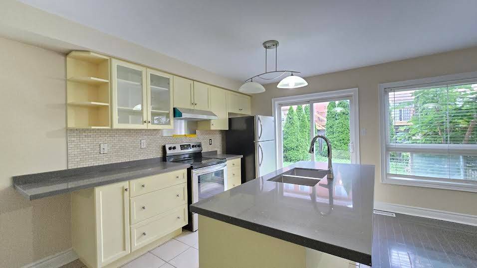 Mississauga, ON L5W 1K3,7211 Sedan SQ