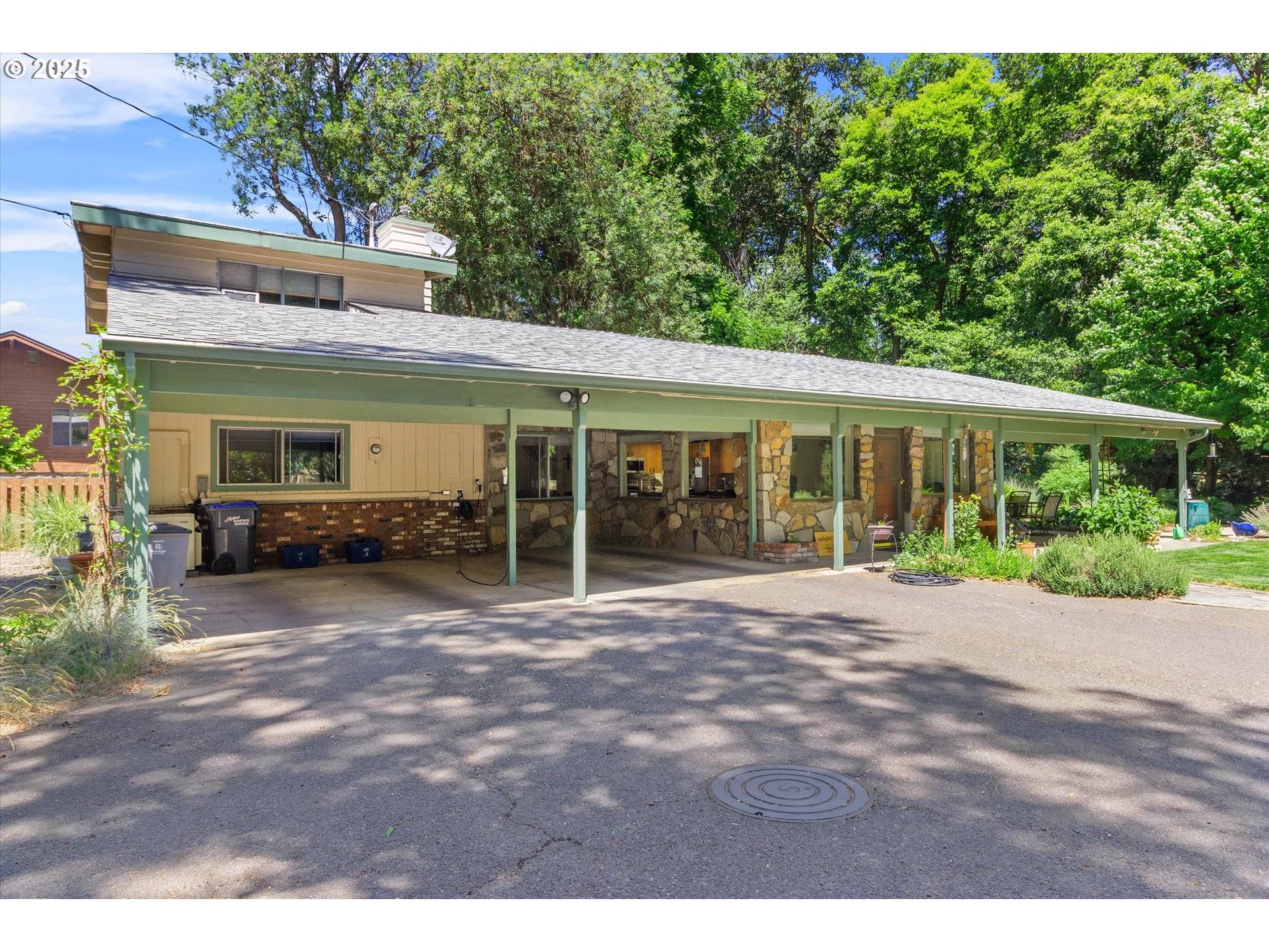 Ashland, OR 97520,520 HELMAN ST