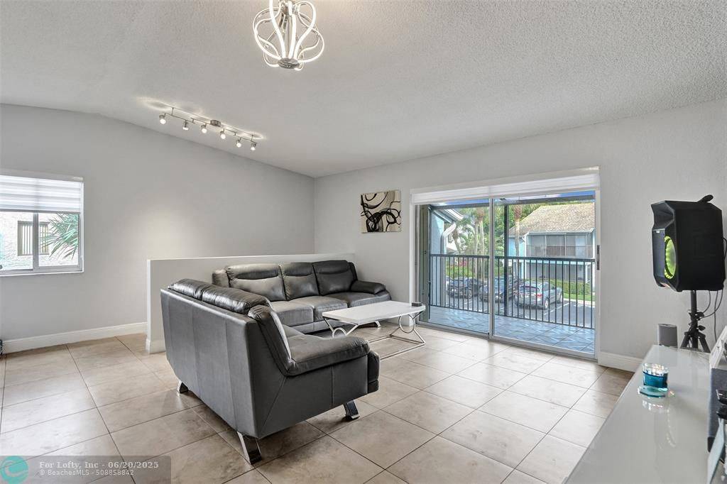 Oakland Park, FL 33309,2725 S Oakland Forest Dr  #202