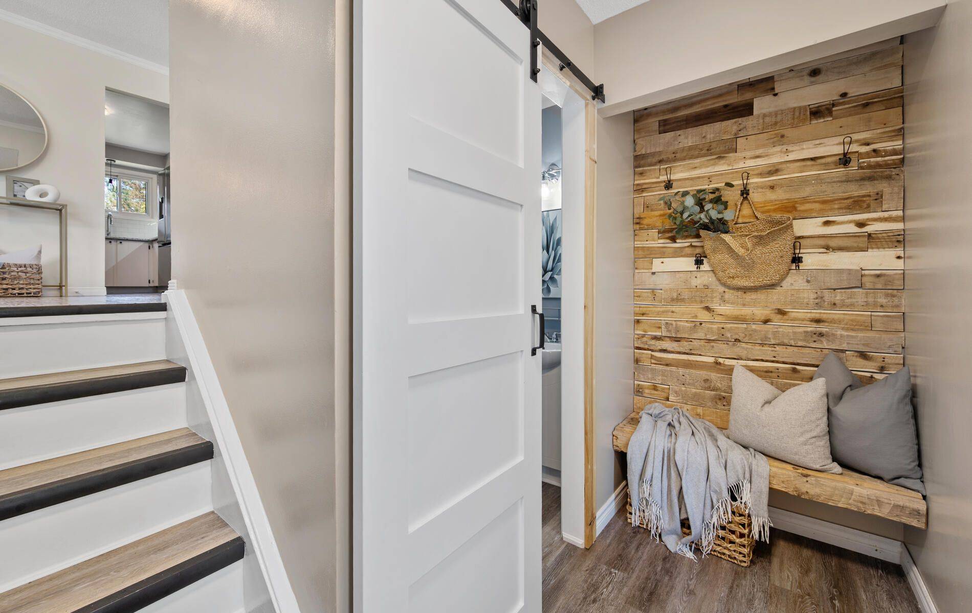 Oshawa, ON L1J 2L4,909 King ST W #32