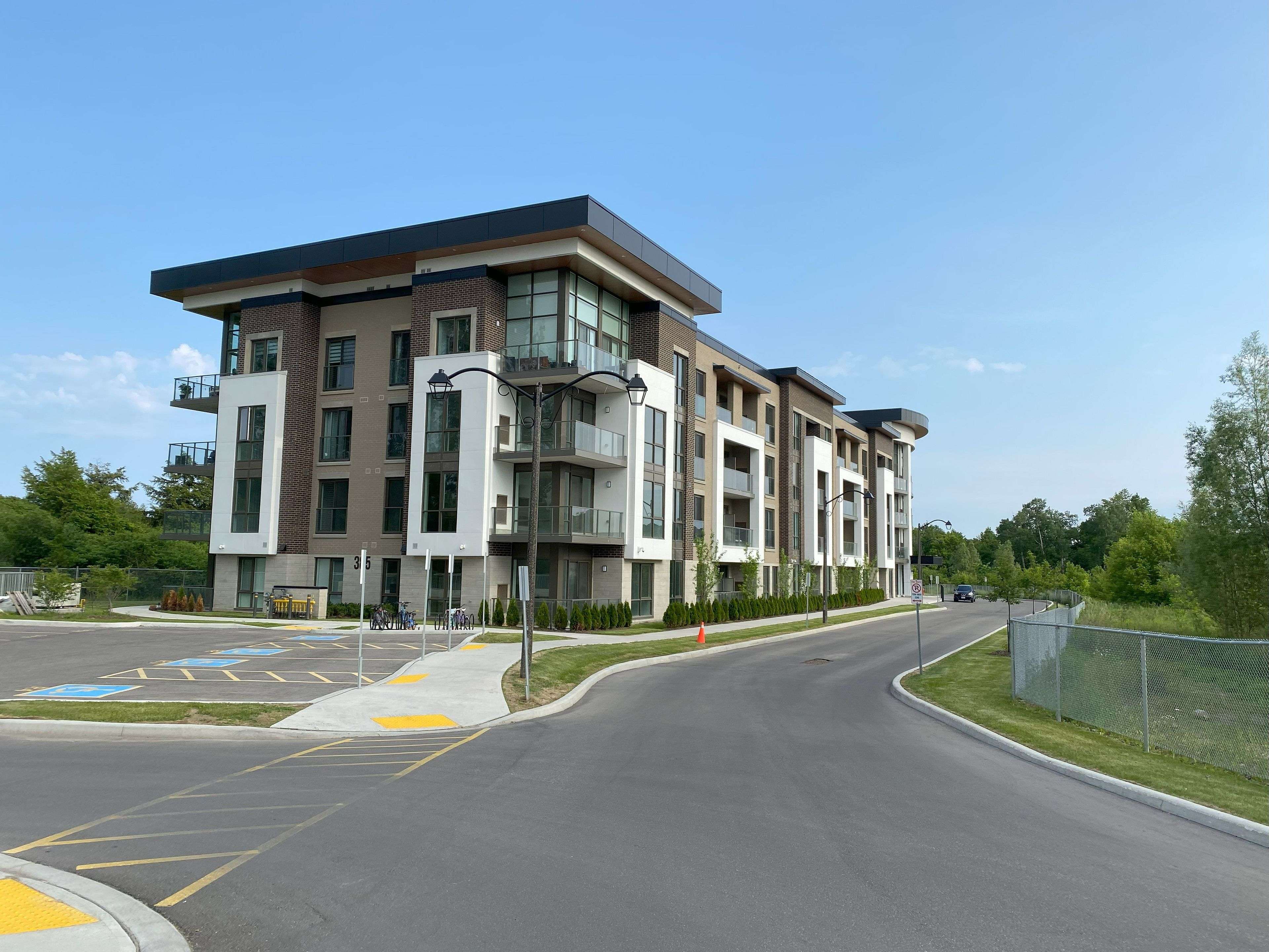 Oshawa, ON L1L 0W9,385 Arctic Red DR #224