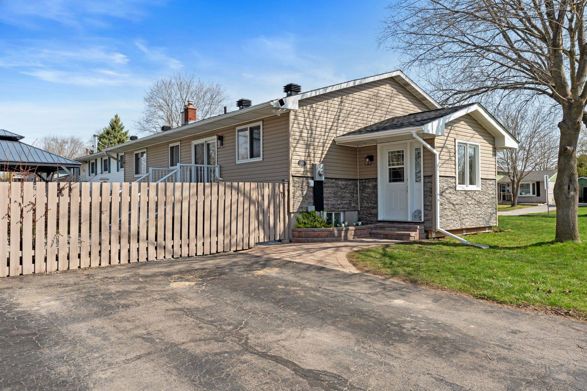 Brockville, ON K6V 5Y5,1250 Peden BLVD
