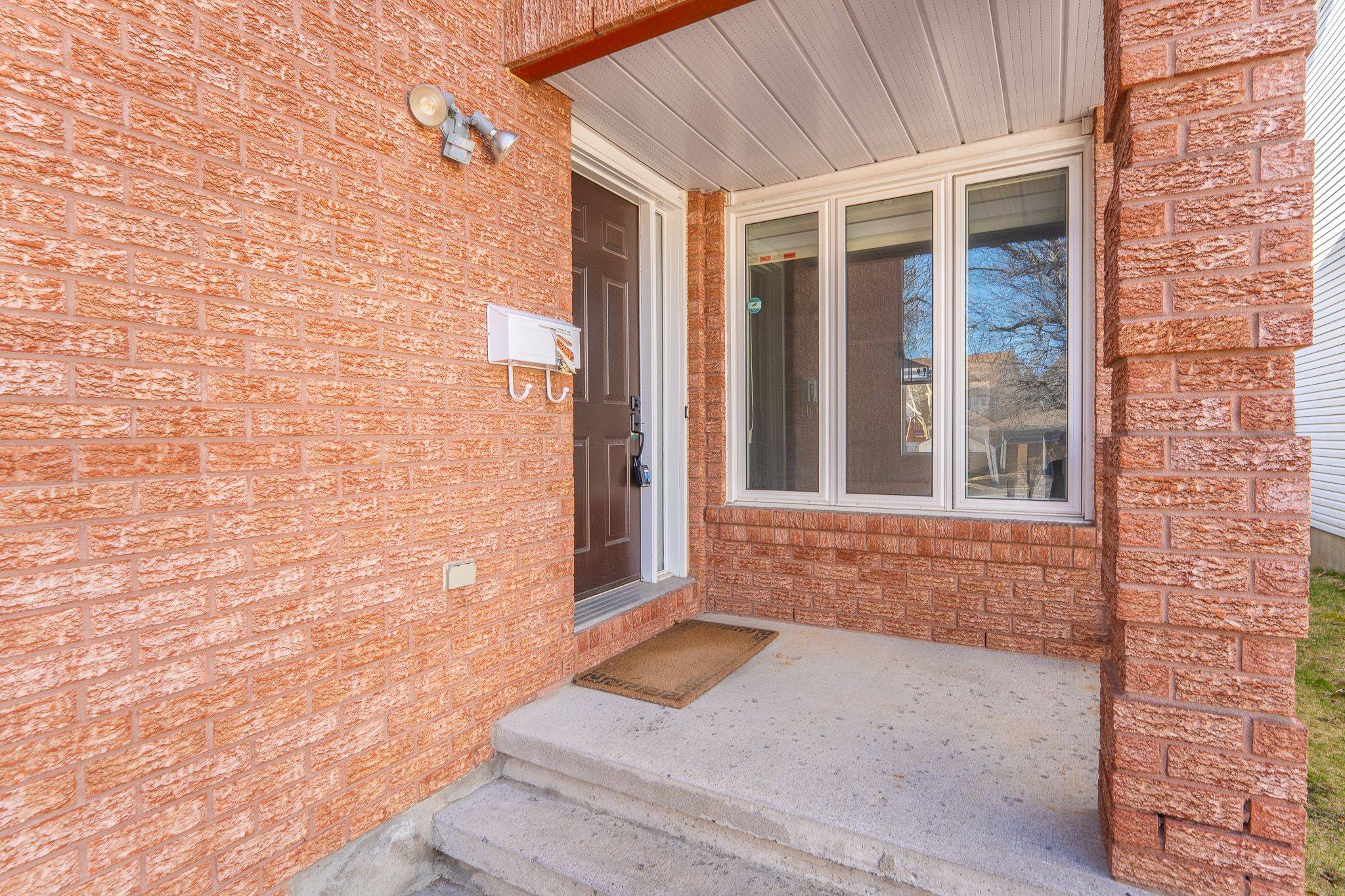Kanata, ON K2K 2R8,33 Inverary DR
