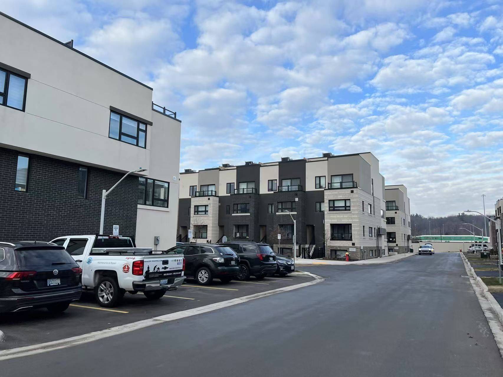 Burlington, ON L7T 0C3,1133 Cooke BLVD #808