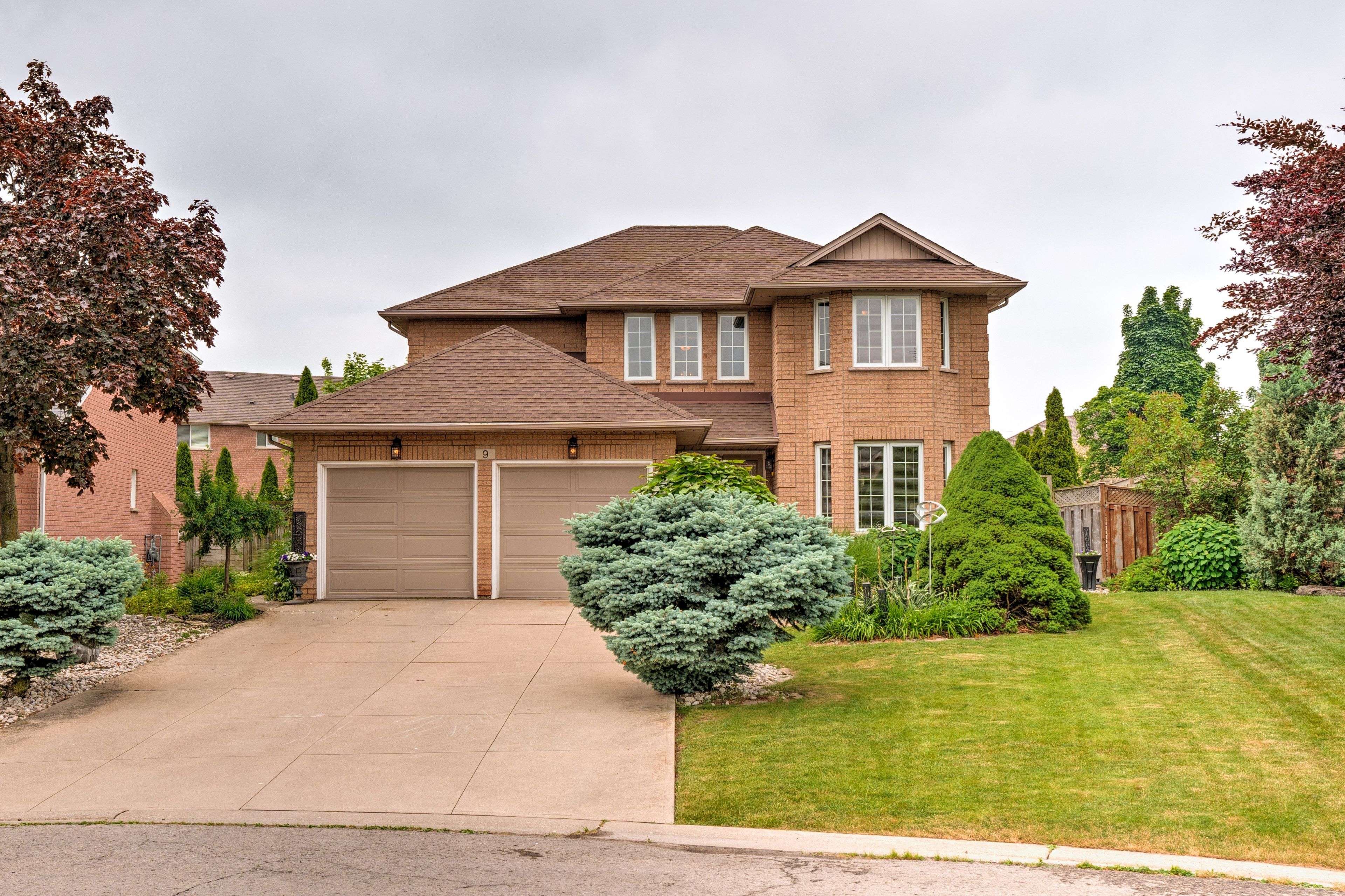 Hamilton, ON L8E 5E6,9 Sugarberry CT