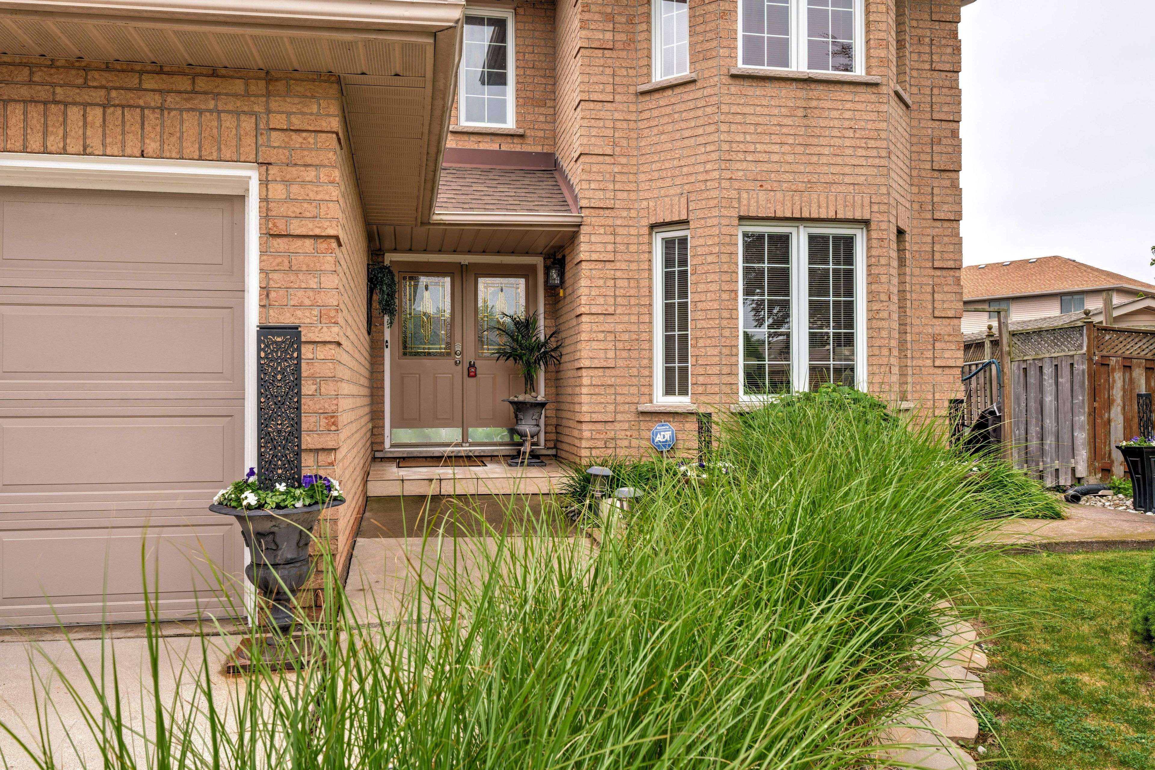 Hamilton, ON L8E 5E6,9 Sugarberry CT
