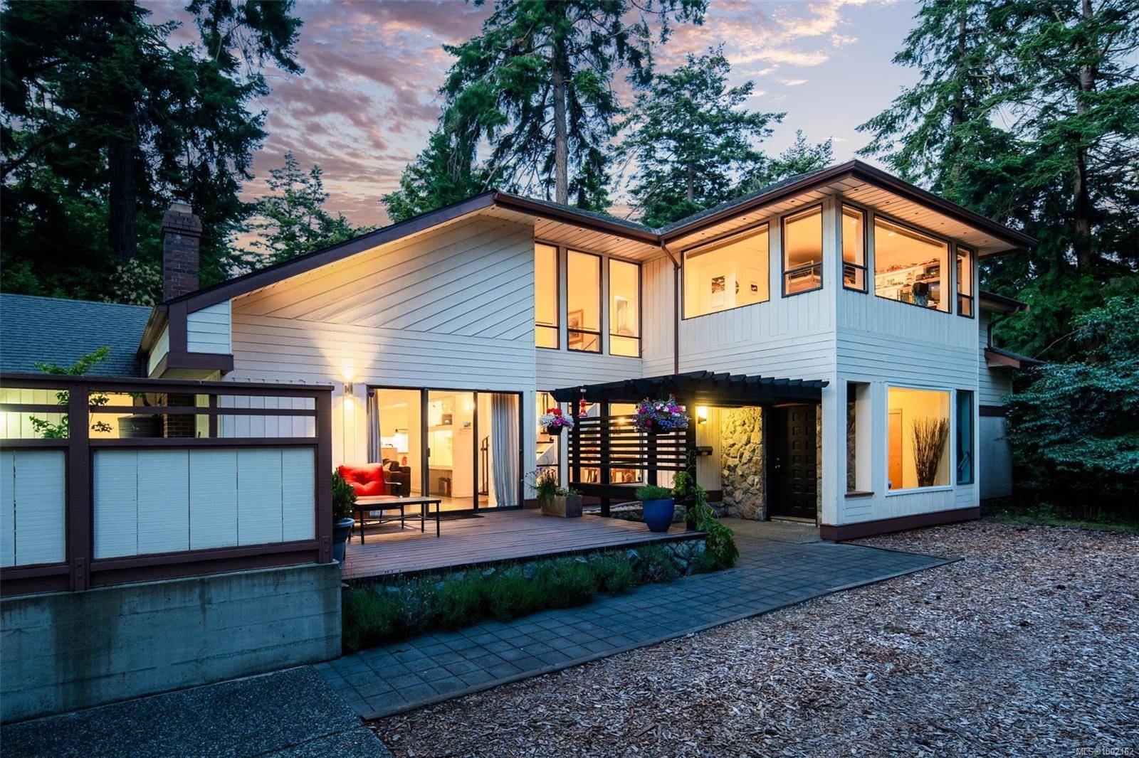 Saanich, BC V8N 1W6,2676 Arbutus Rd