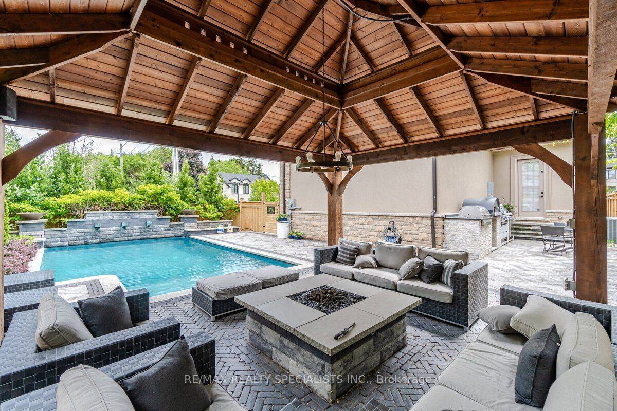 Oakville, ON L6K 1R4,523 BROOKSIDE DR