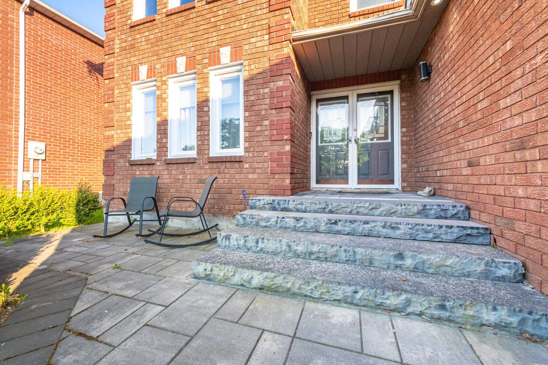 Oshawa, ON L1K 2H3,971 Thimbleberry CIR