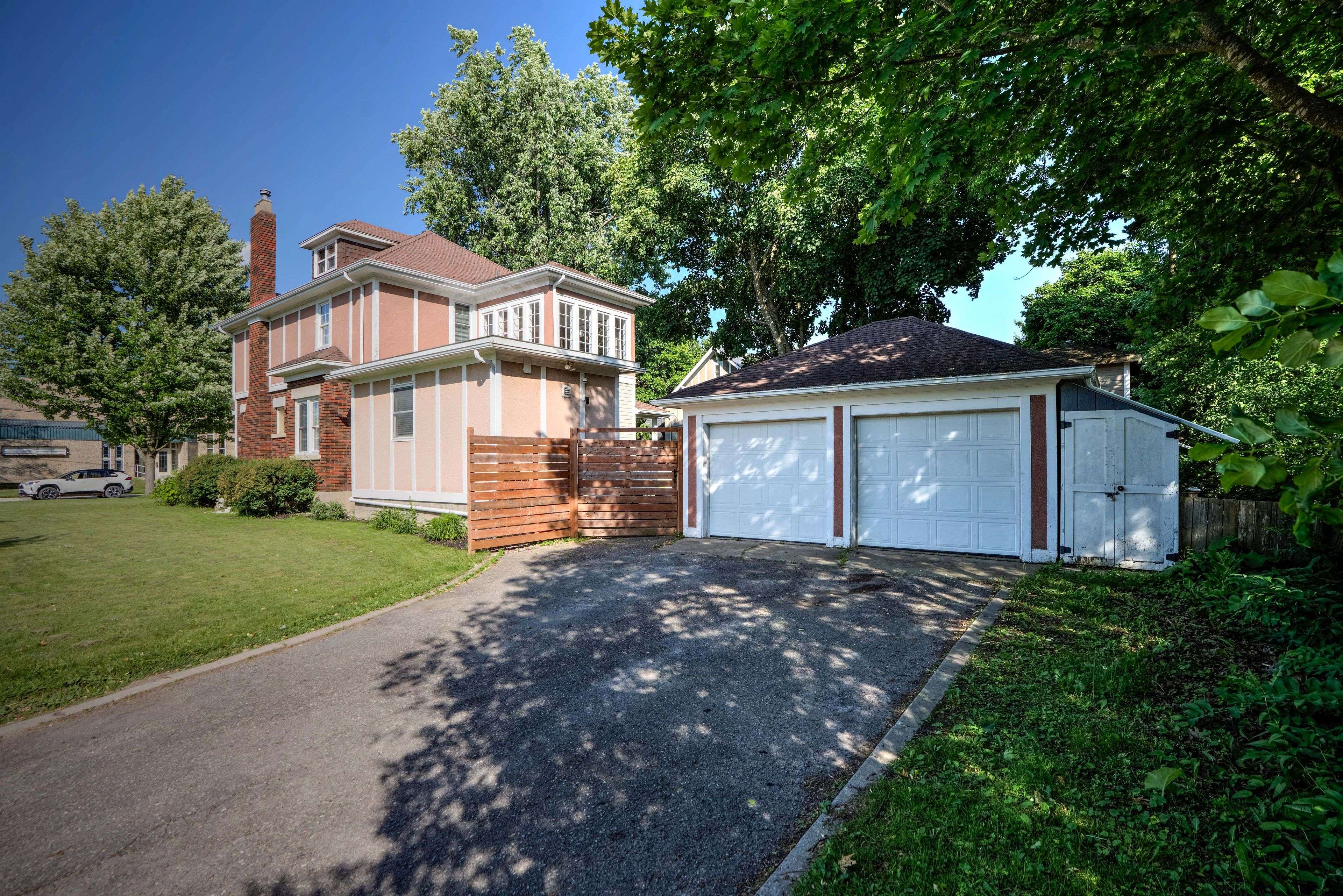 Perth, ON K7H 2H6,18 Victoria ST