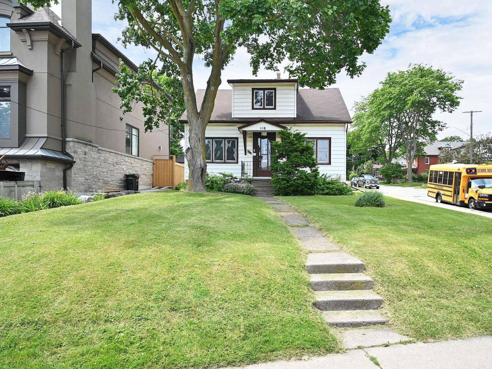 Toronto W09, ON M9P 2T1,668 Scarlett RD