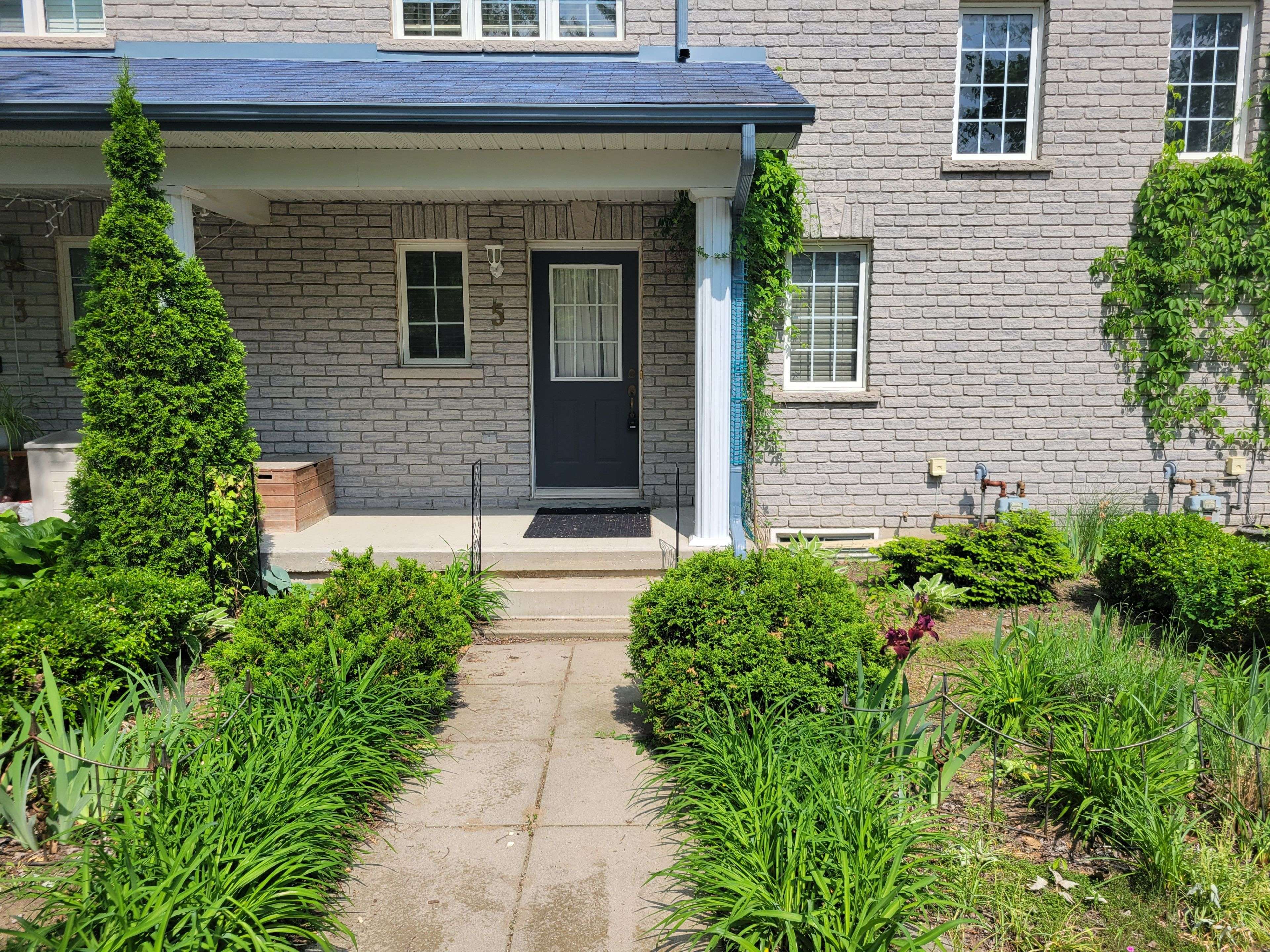 Barrie, ON L4N 0Y4,5 Silver Maple CRES