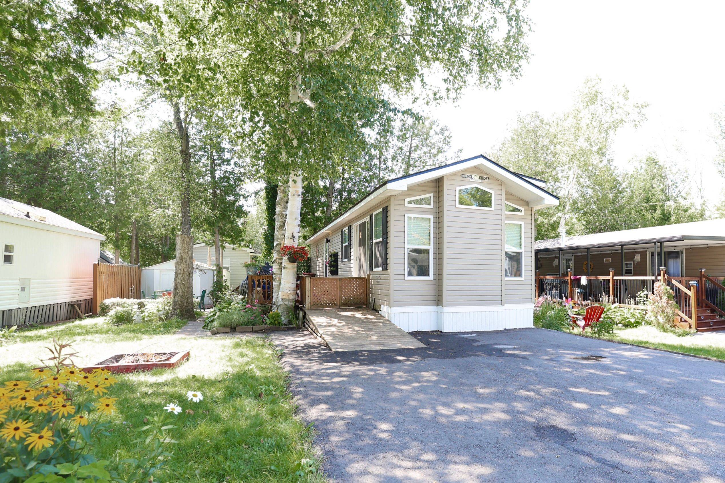 Scugog, ON L9L 1B4,225 Platten BLVD #819