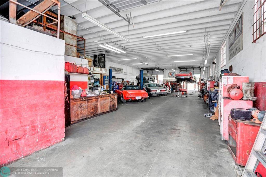 Oakland Park, FL 33334,1040 NE 44th St