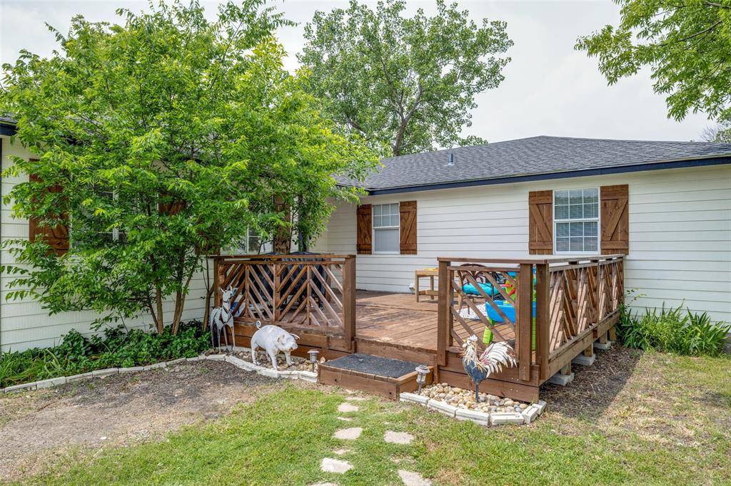 Leonard, TX 75452,411 W Houston St
