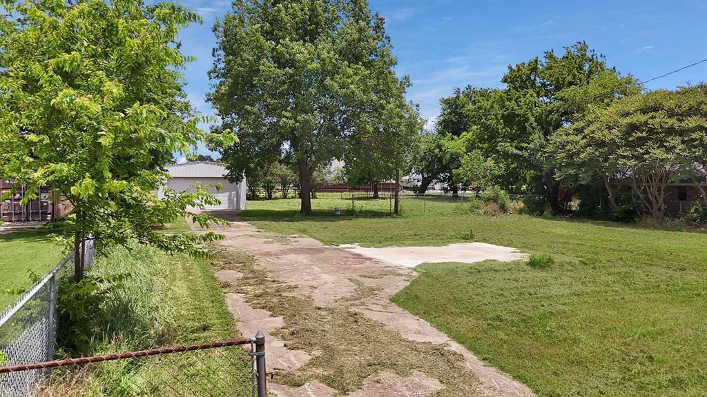 Wolfe City, TX 75496,200 E Warren Street