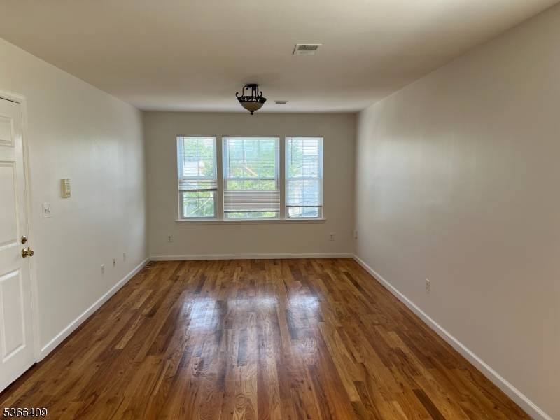Elizabeth City, NJ 07201,844 Martin St #3
