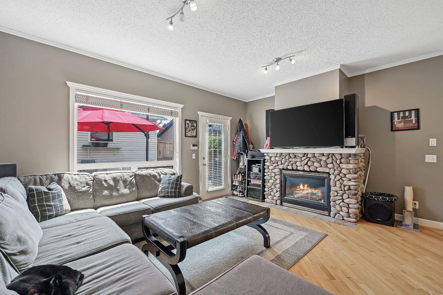 Calgary, AB T2T 0P1,2119 21 AVE SW