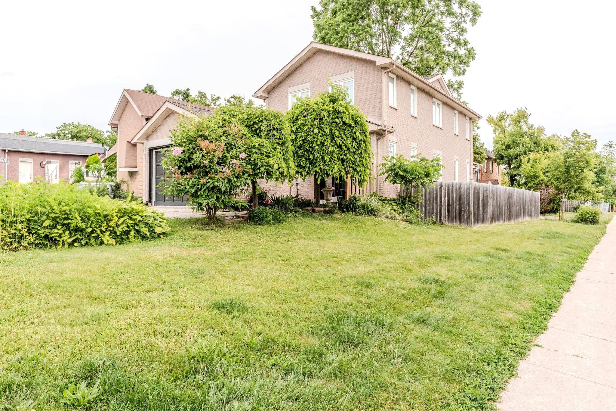 Barrie, ON L4M 3J3,205A Owen ST