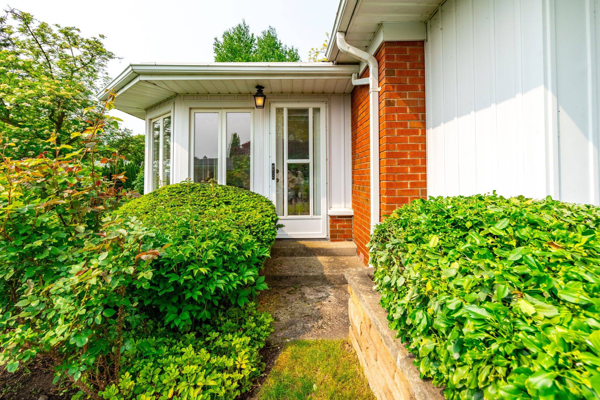 Burlington, ON L7T 1A8,426 North Shore BLVD W