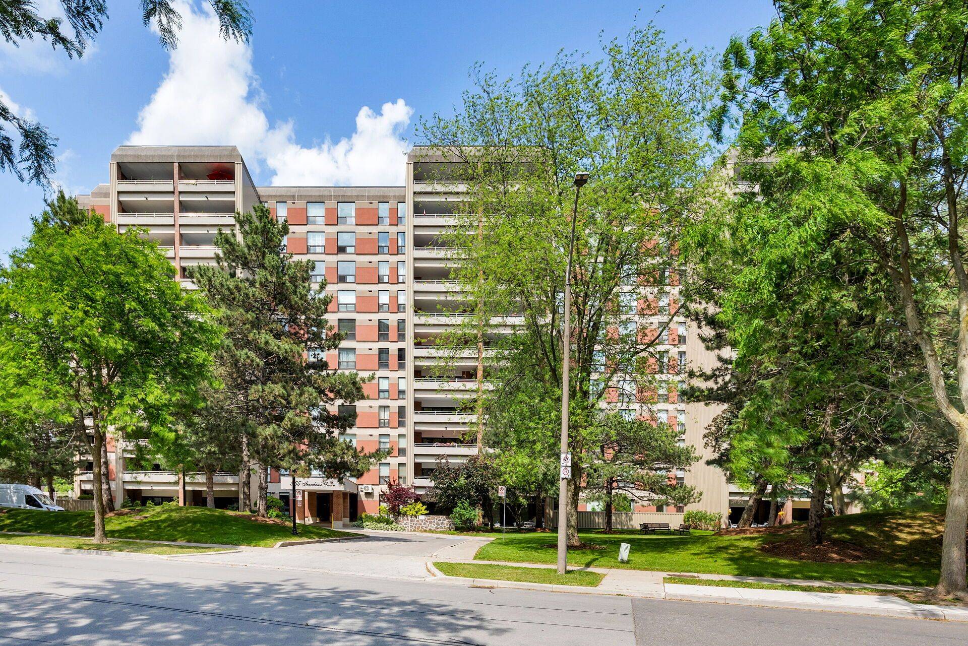 Mississauga, ON L5J 4B4,965 Inverhouse DR #211