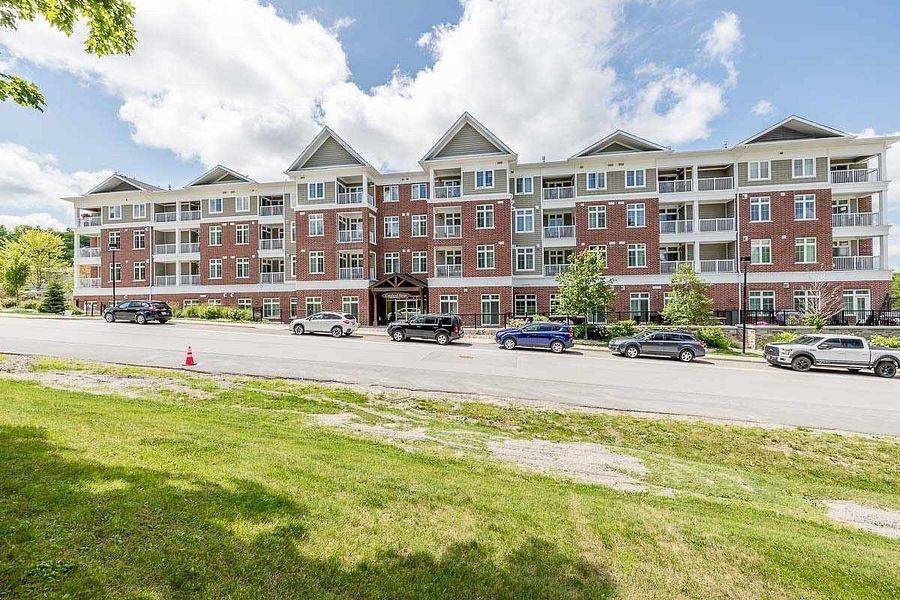 Oro-medonte, ON L4M 4Y8,40 Horseshoe BLVD #203