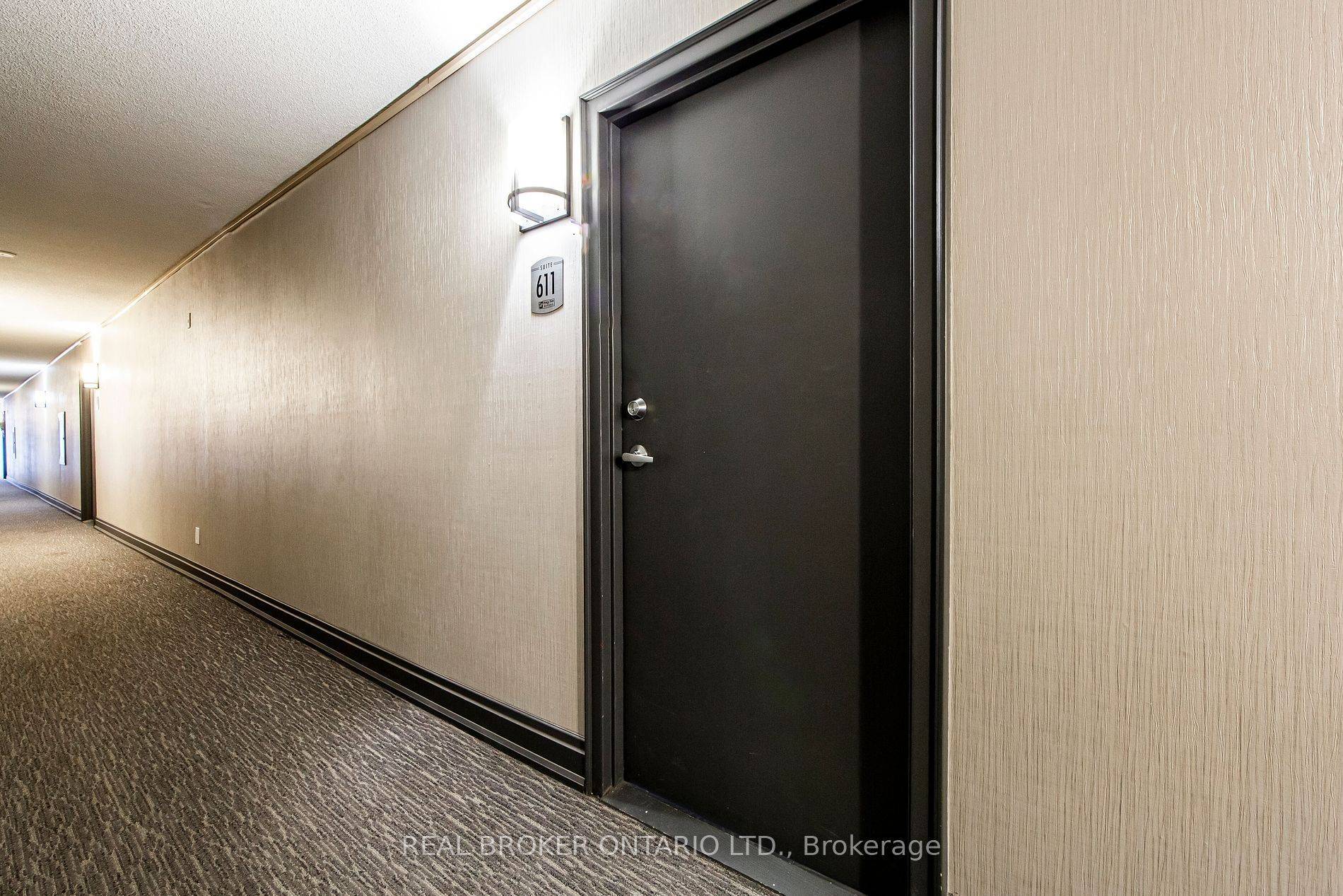 Mississauga, ON L5C 3Z5,1000 Cedarglen Gate #611