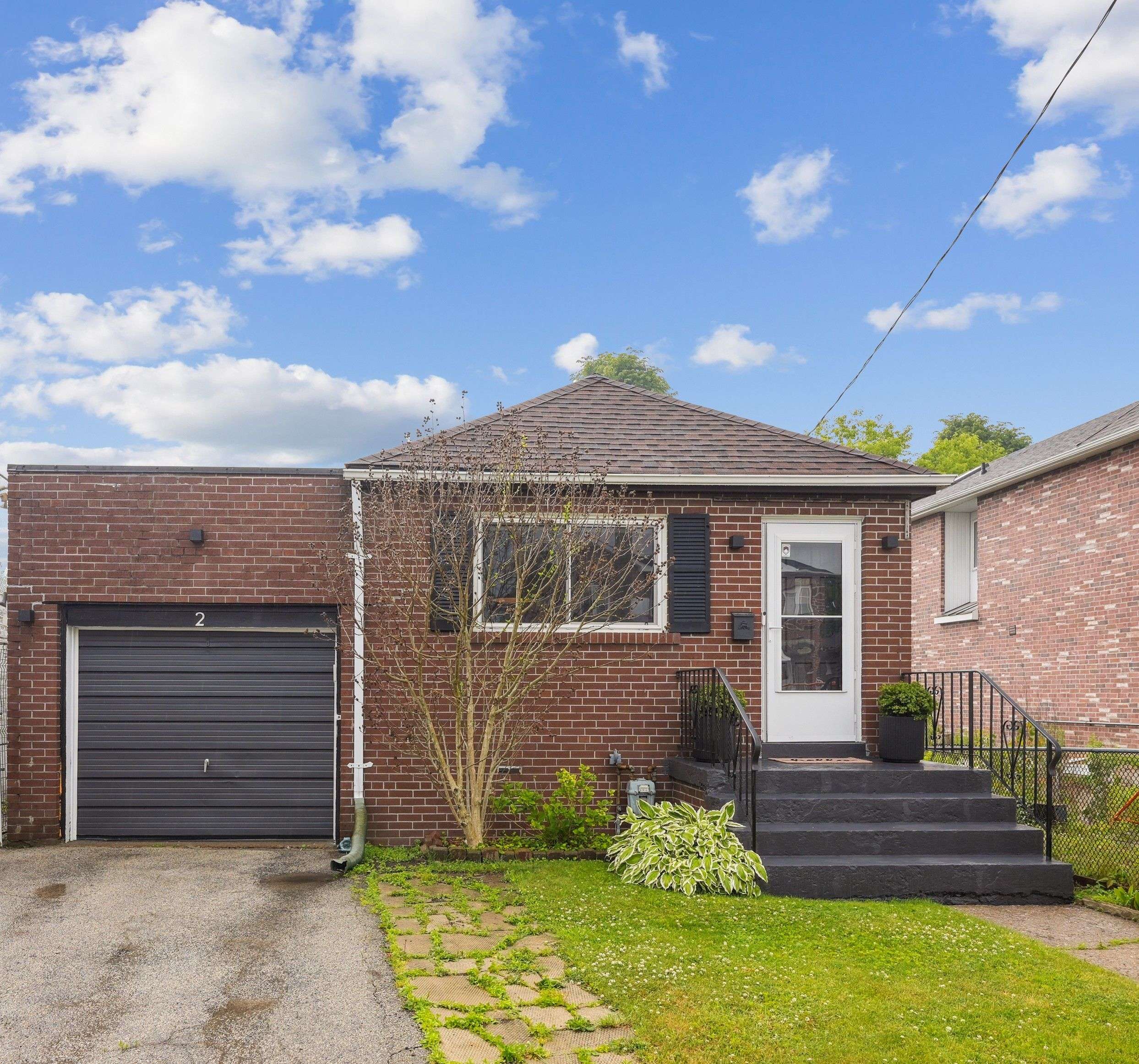 Toronto E06, ON M1L 3T4,2 Leyton AVE