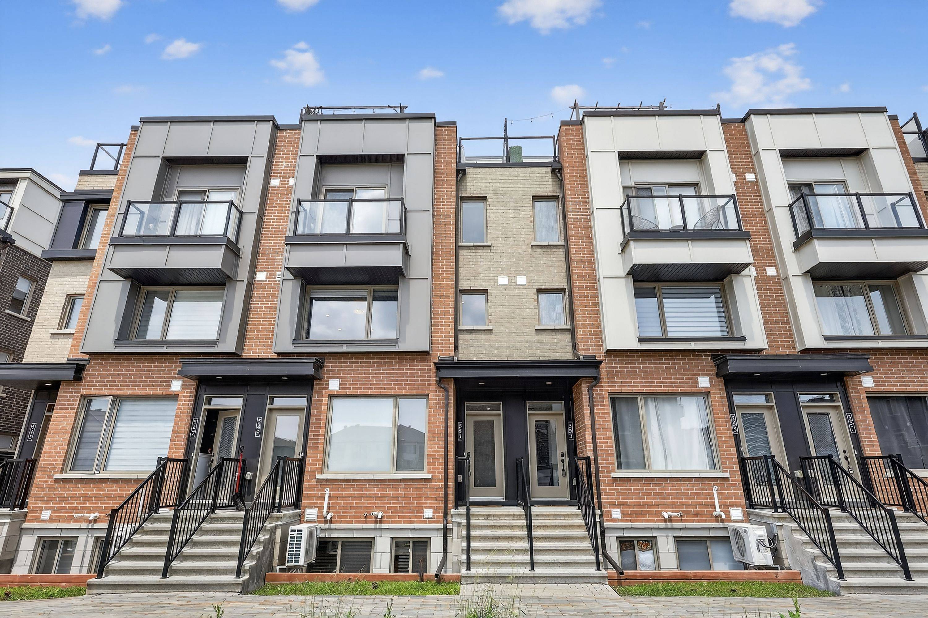 Manor Park - Cardinal Glen And Area, ON K1K 5A5,551 Takamose Private