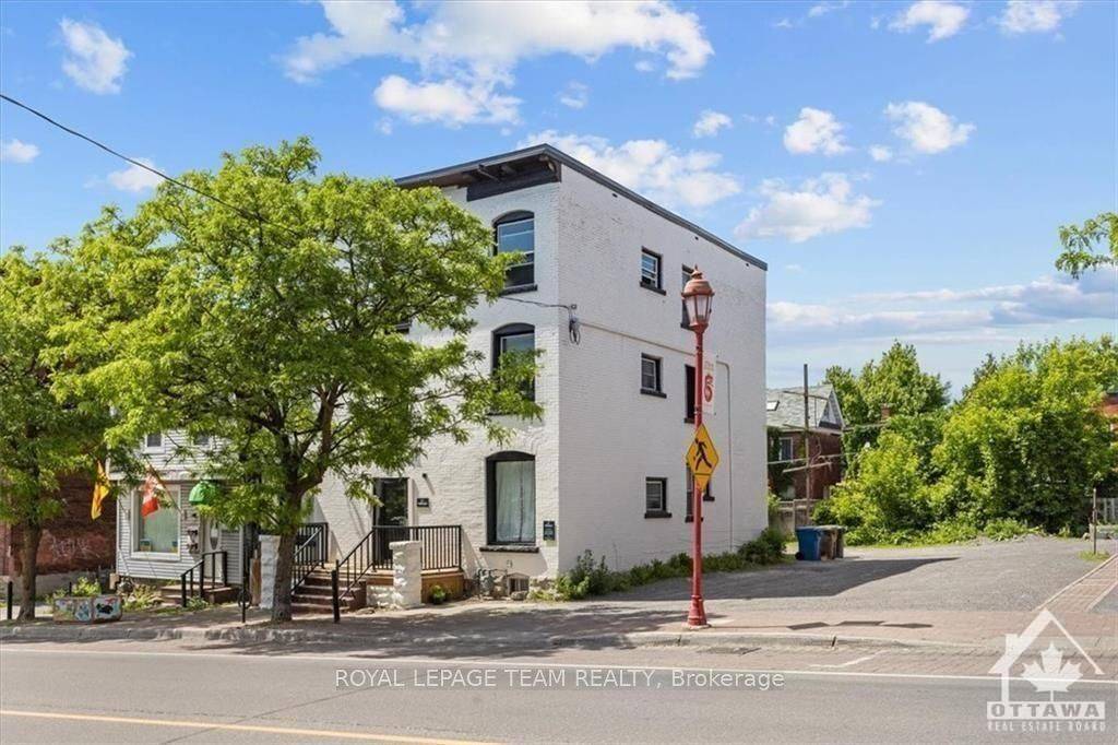 West Centre Town, ON K1R 6R6,883 Somerset ST W