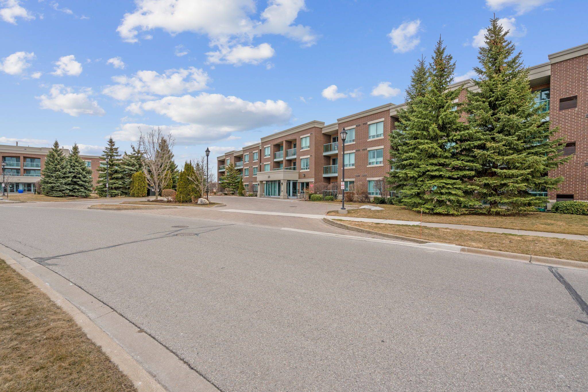 Brampton, ON L6R 3J8,25 Via Rosedale WAY #212