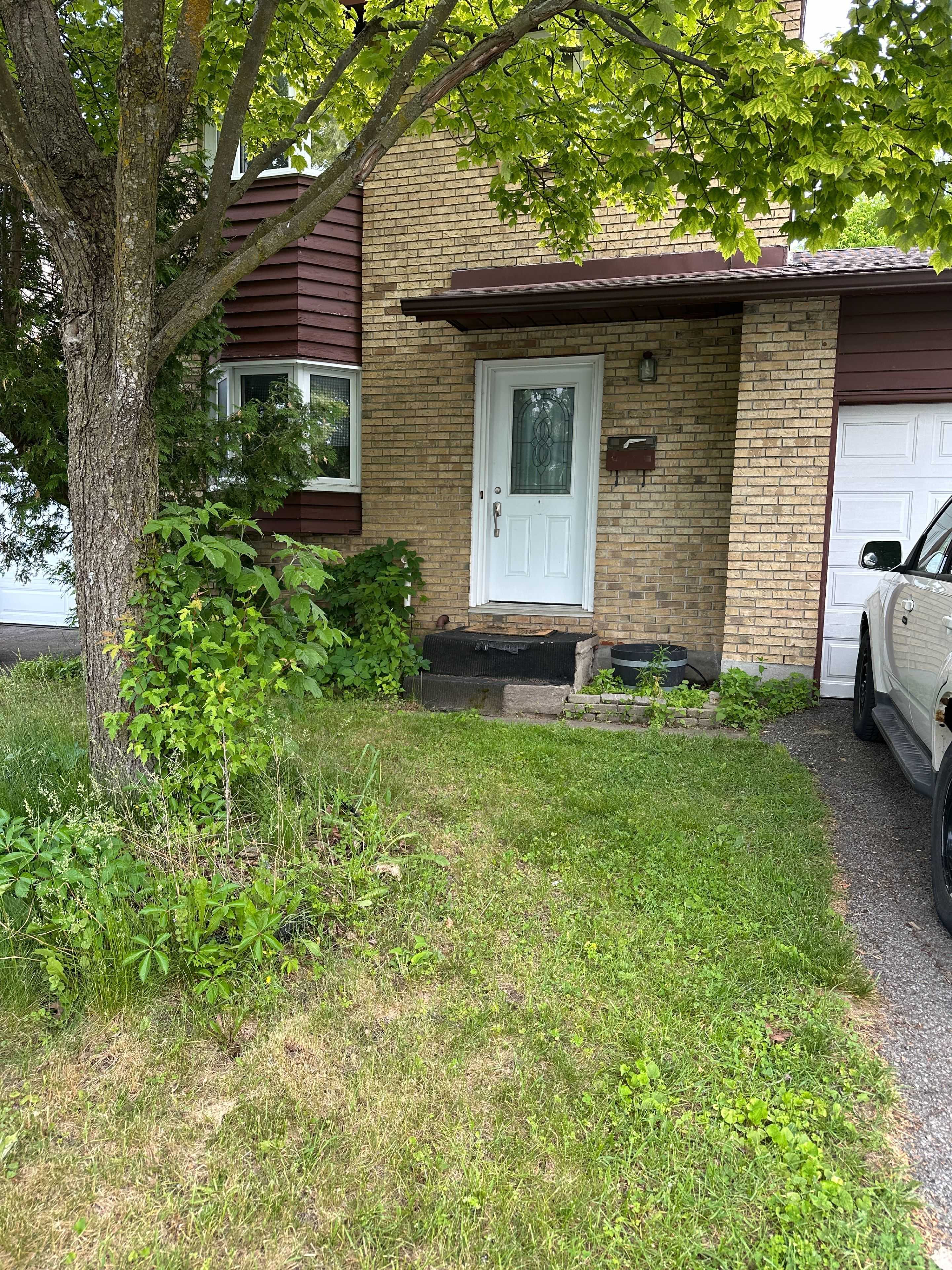 Orleans - Cumberland And Area, ON K1E 2L6,322 Des Epinettes AVE