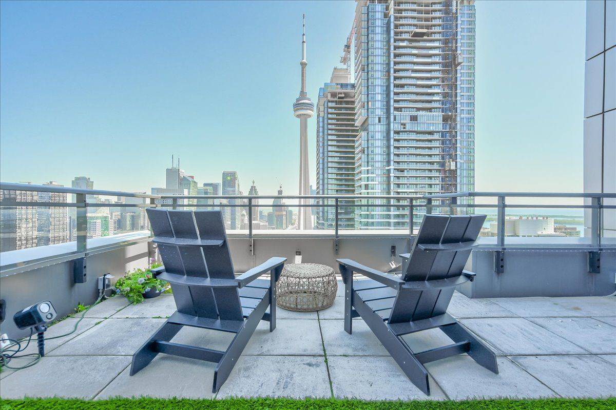 Toronto C01, ON M5V 3Z1,25 Telegram Mews #PH5201