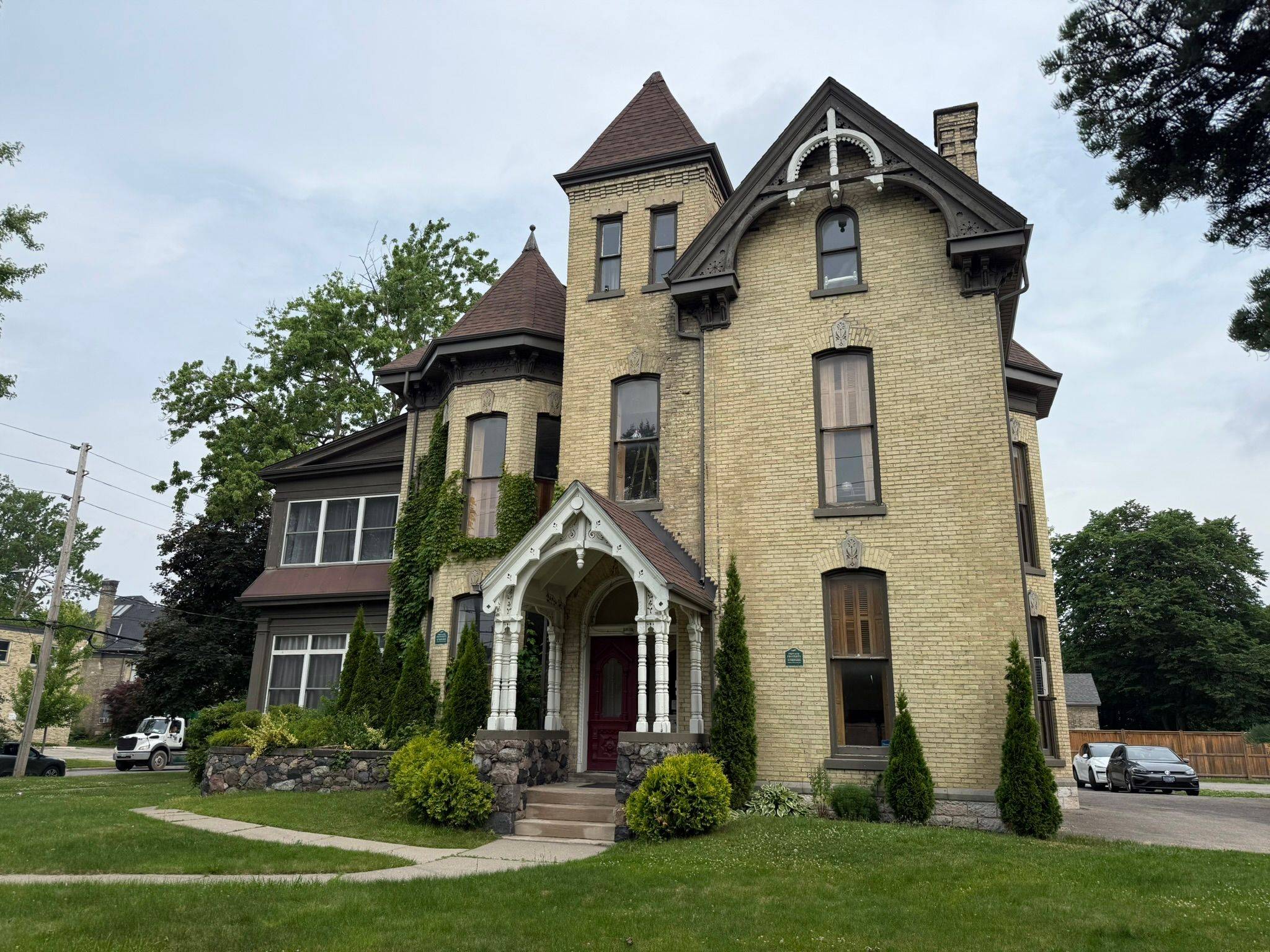 London East, ON N6B 1Y8,536 Queens AVE