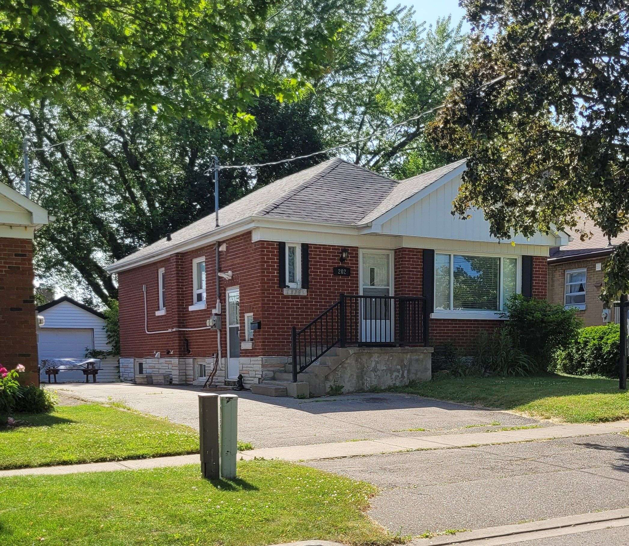 Oshawa, ON L1H 5Z7,202 Cadillac AVE S