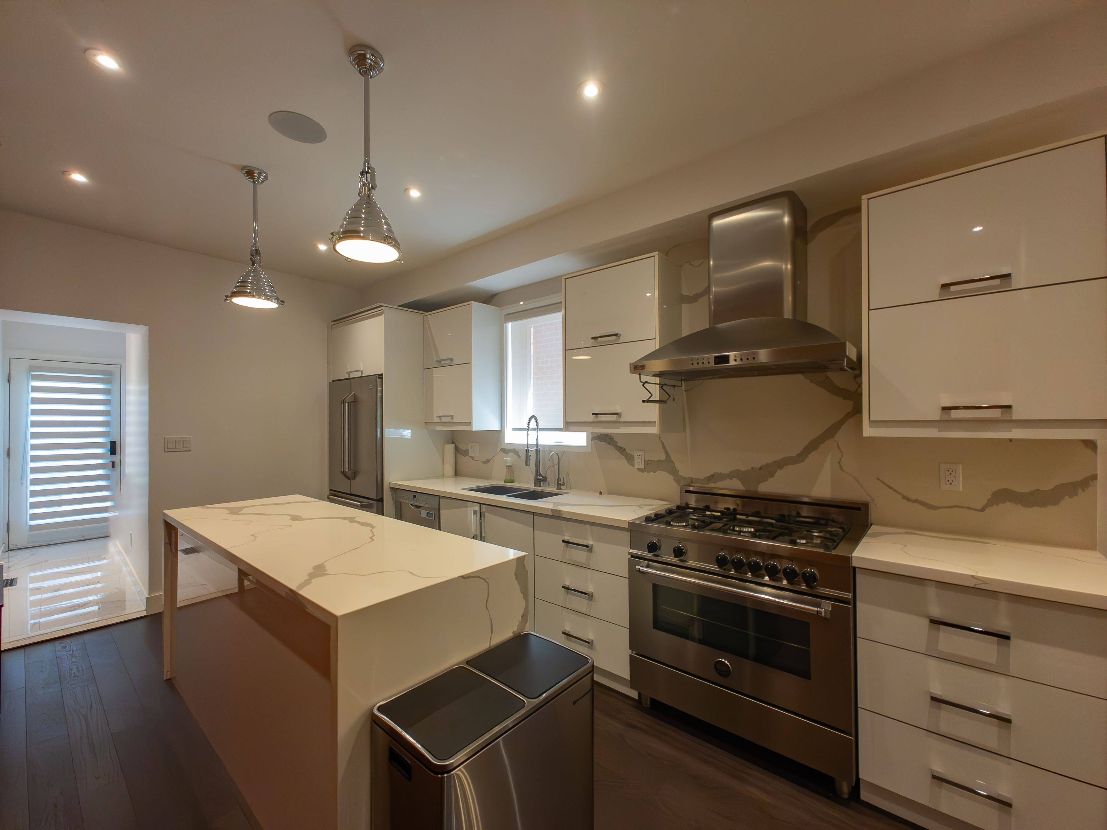 Toronto C01, ON M6G 2Y7,329A Clinton ST