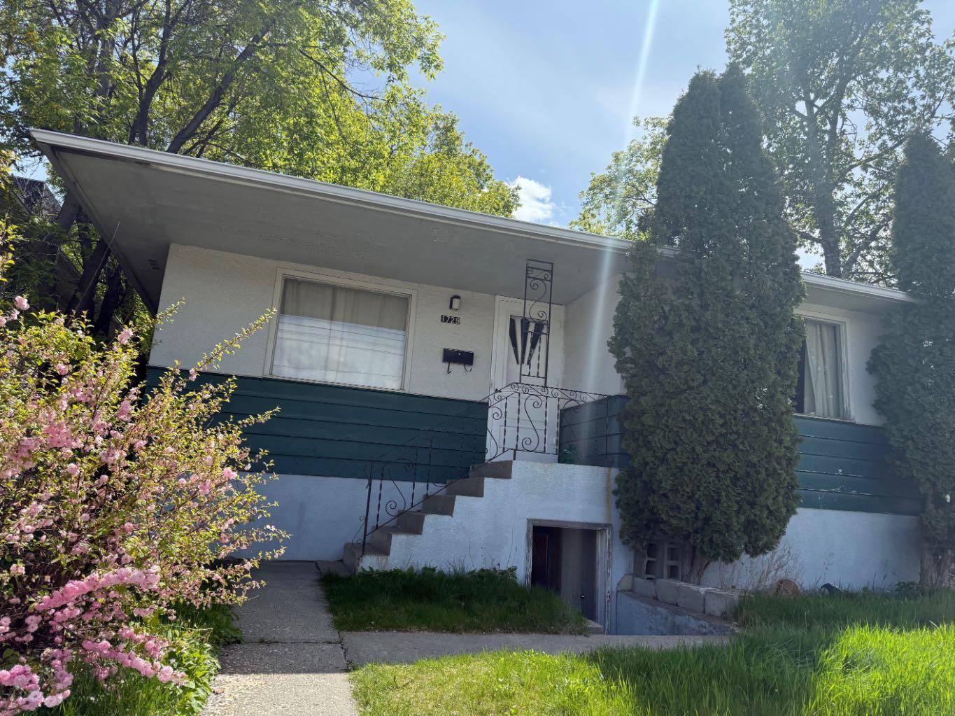 Calgary, AB T2T 1A2,1729 25 AVE SW