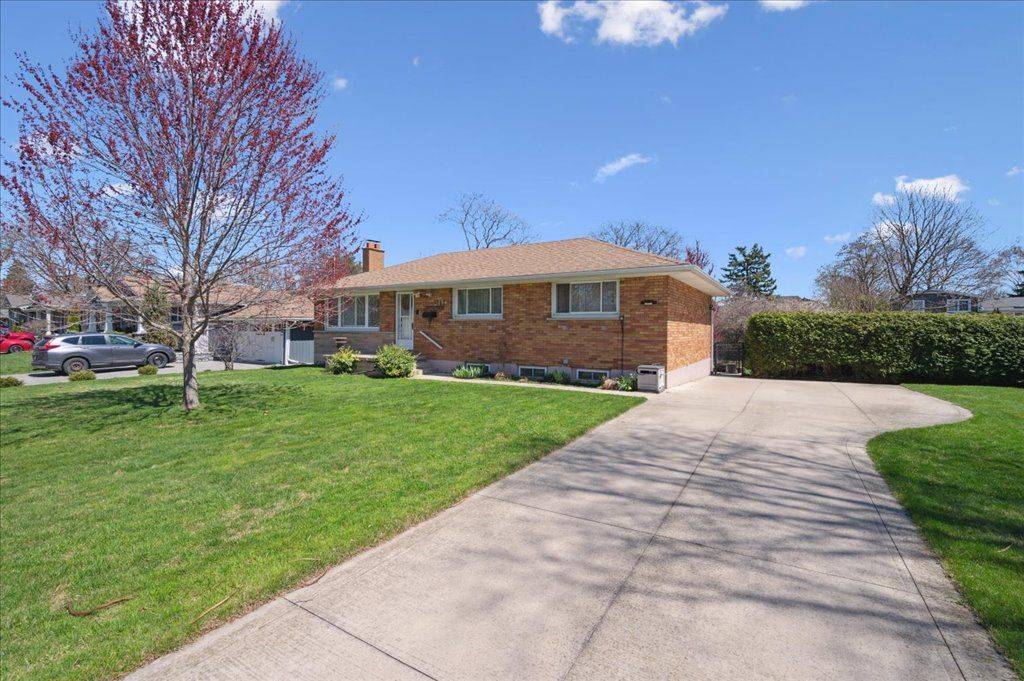 Grimsby, ON L3M 2T9,111 Leitch DR