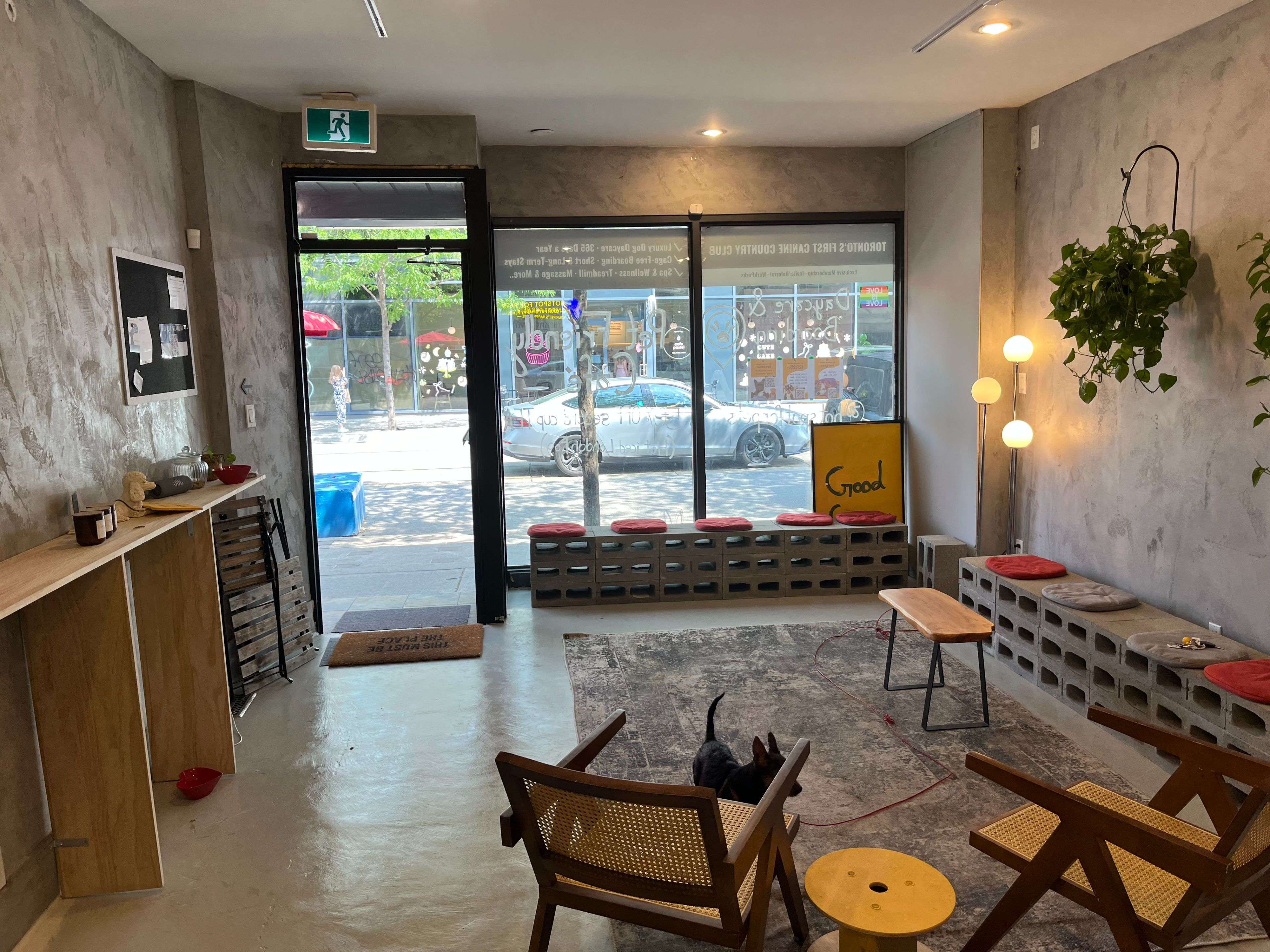 Toronto C01, ON M6J 1V6,867 DUNDAS ST N