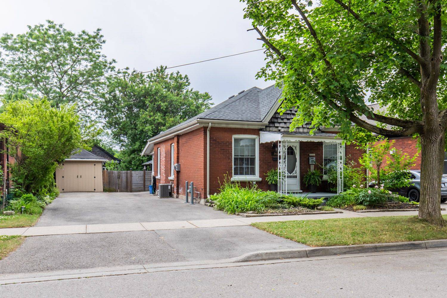 Brantford, ON N3S 5B4,163 Campbell ST