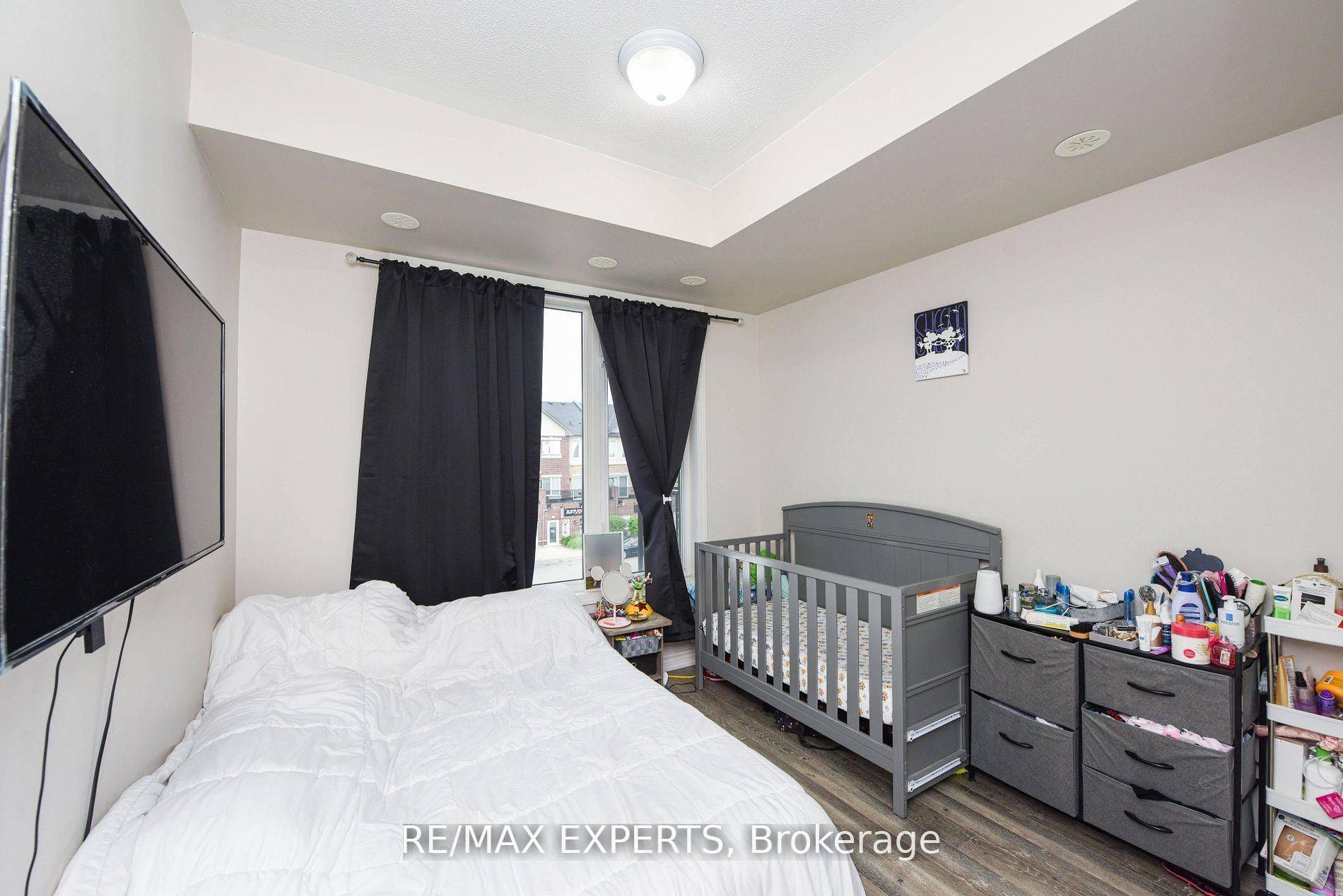 Brampton, ON L6Y 6B8,50 Sky Harbour DR #203