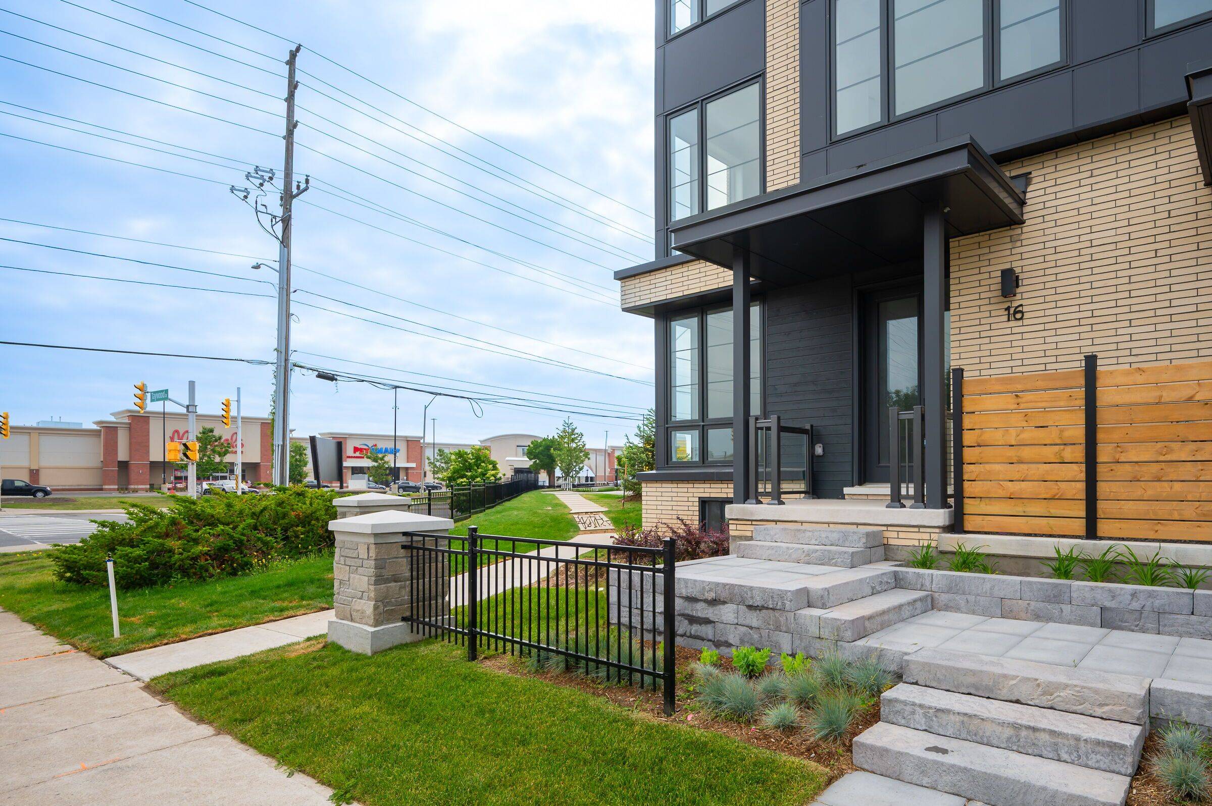 Burlington, ON L7M 4Y4,2273 Turnberry RD #16