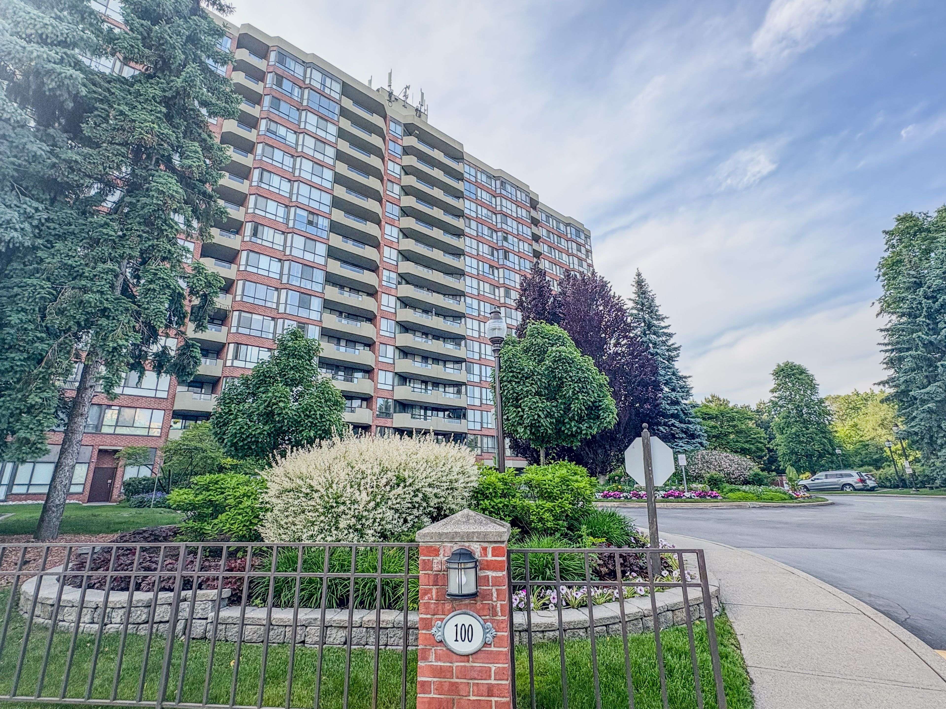 Richmond Hill, ON L4C 1T4,100 Observatory LN #307