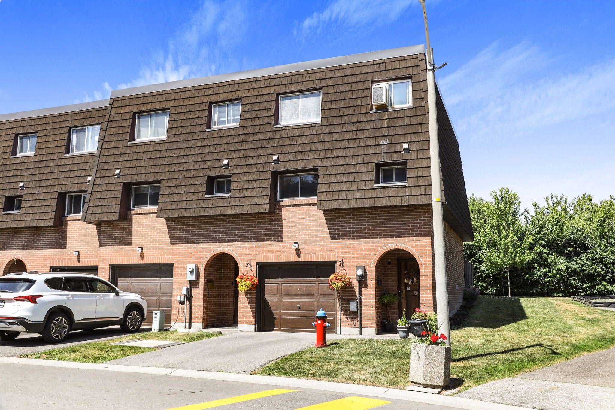 Brampton, ON L6T 1W7,136 Darras CT