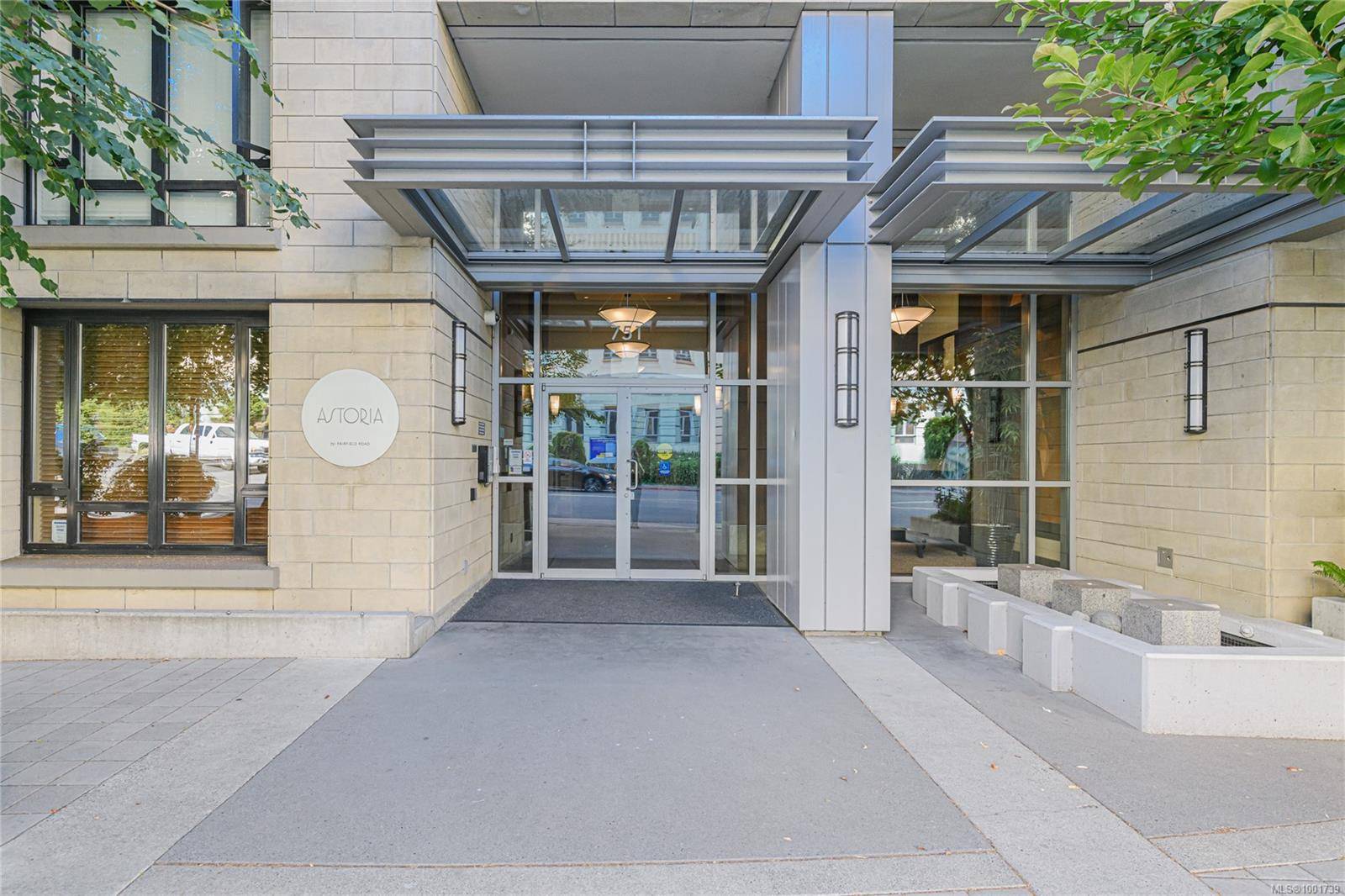 Victoria, BC V8W 4A4,751 Fairfield Rd #506