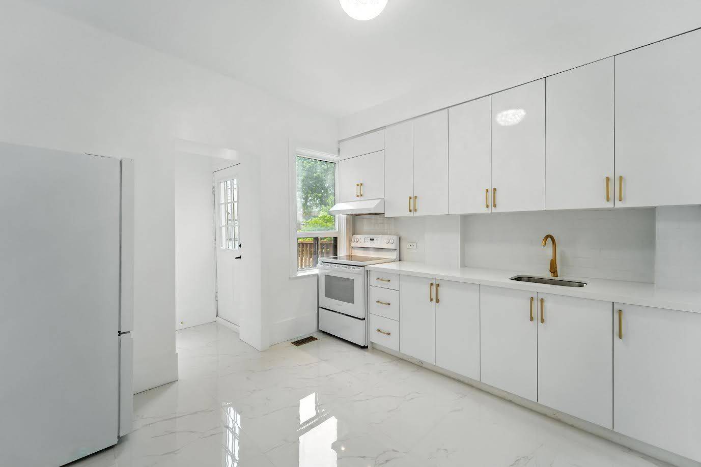 Toronto C02, ON M6G 3W1,1182 Ossington AVE #1st