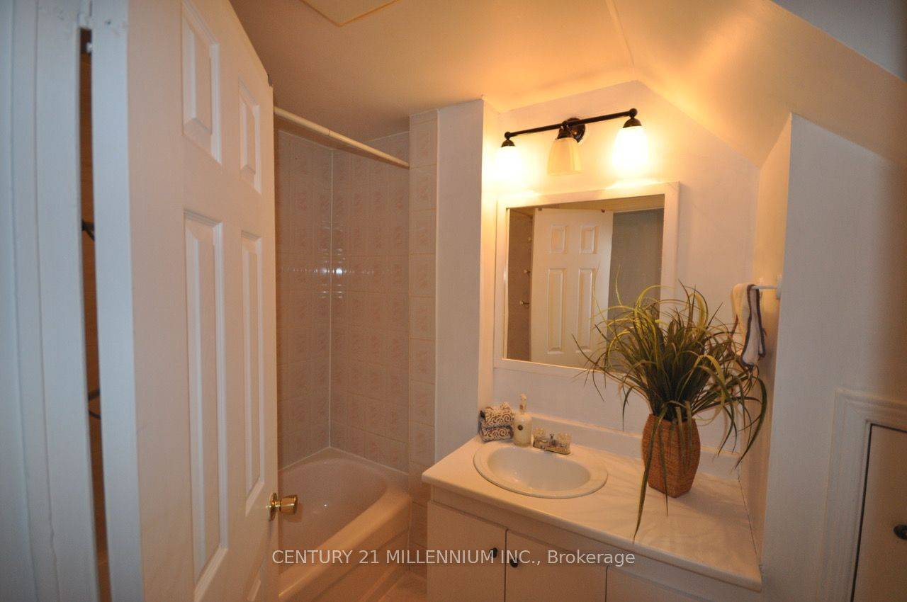Brampton, ON L6Y 1H1,30 Corby CRES #Upper Level