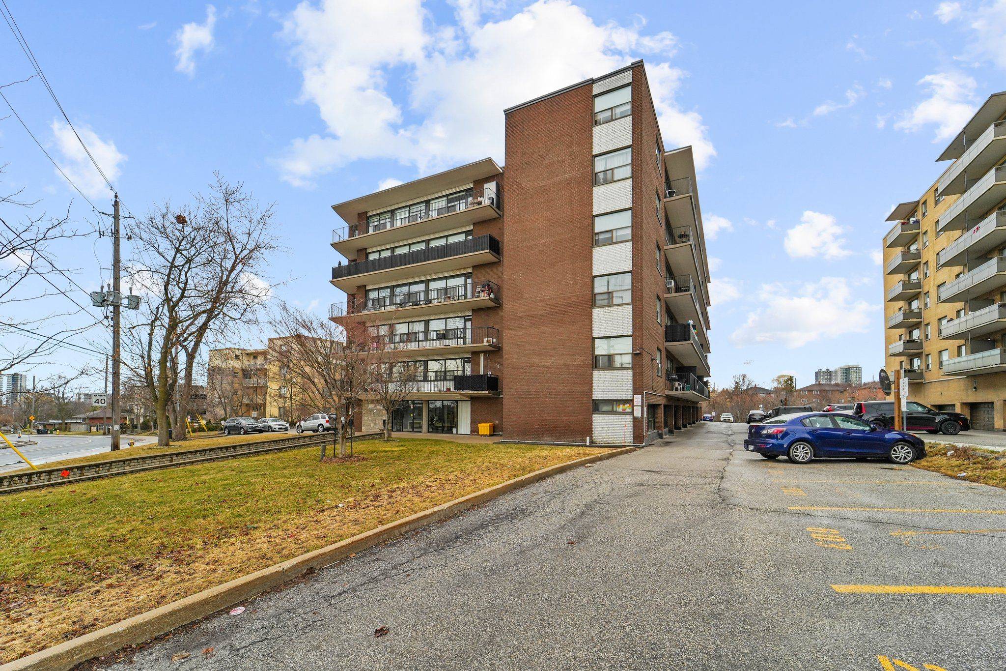 Toronto W04, ON M6M 2N2,50 Gulliver RD #208