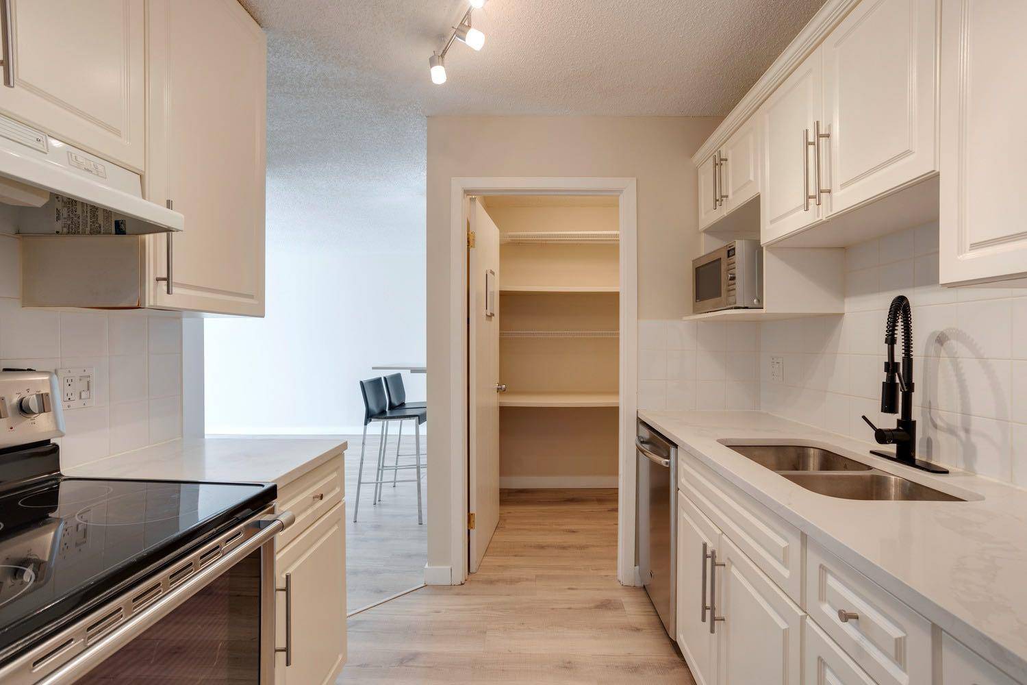 Calgary, AB T2G 0H6,835 19 AVE SW #209